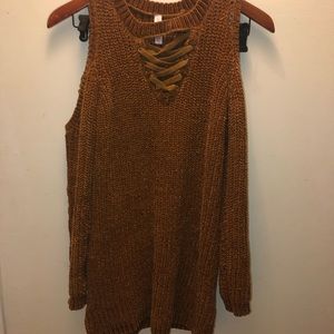 Long knitted shirt/dress with cut out shoulders